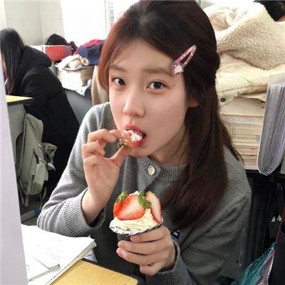 踉跄的女孩